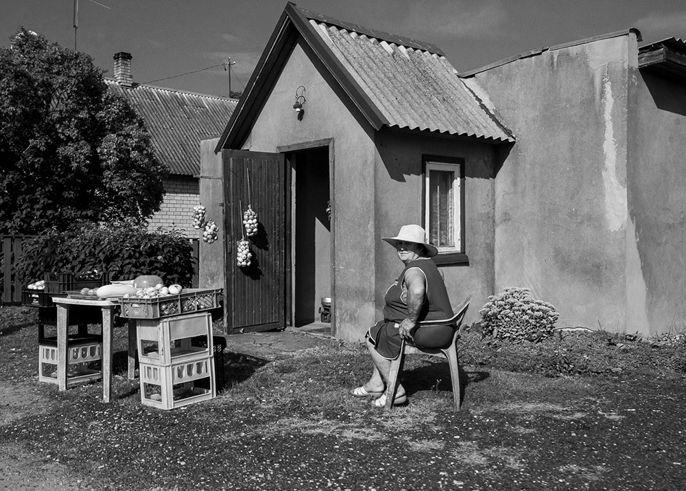 a woman selling onions at the onion route near lake Peipsi